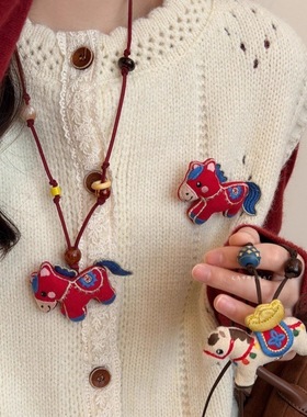 可爱布偶元宝小马串珠项链女2025新款秋冬本命年吊坠毛衣链配饰品