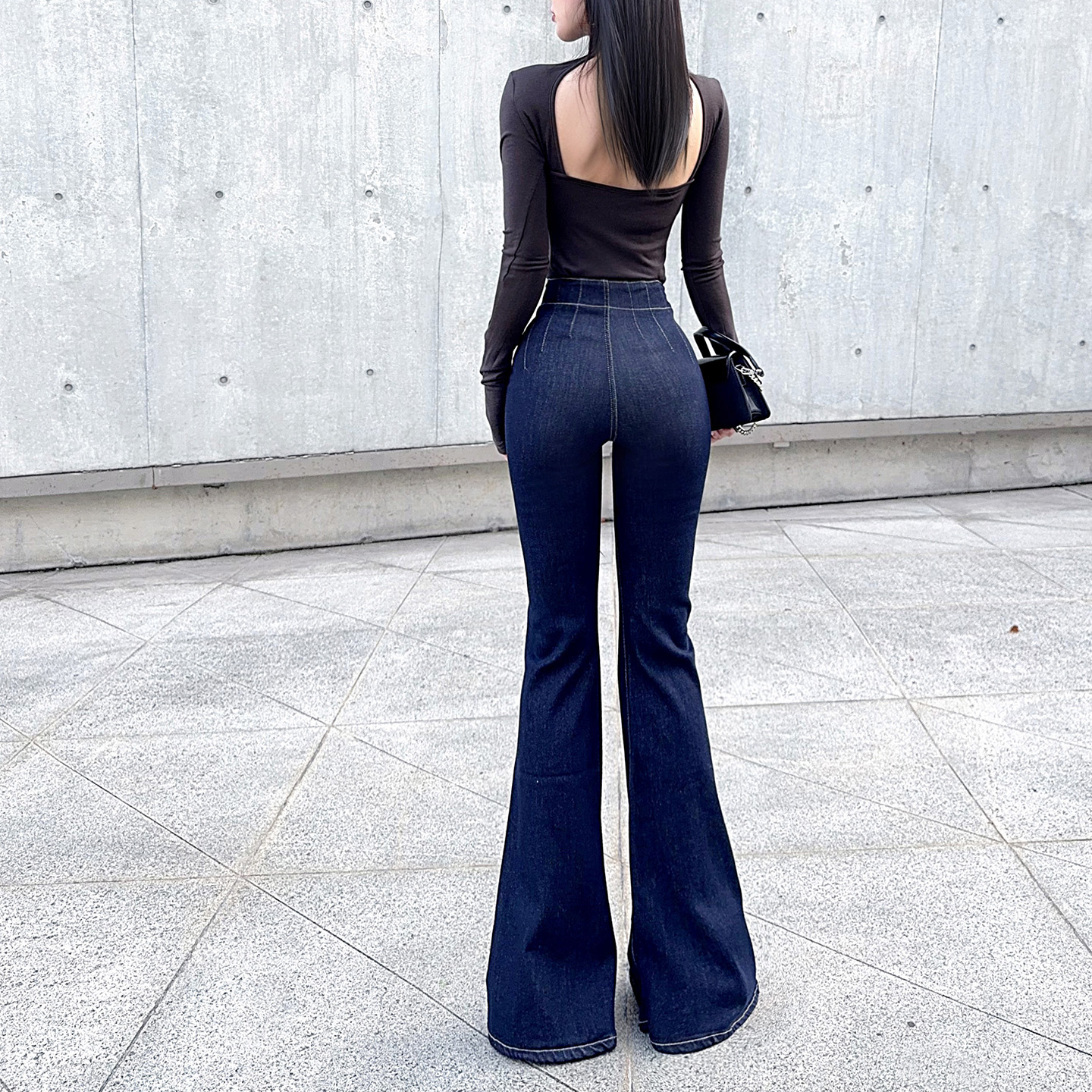 杨杨 深蓝色紧身微喇叭牛仔裤女秋季原色立体线提臀显腿长长裤