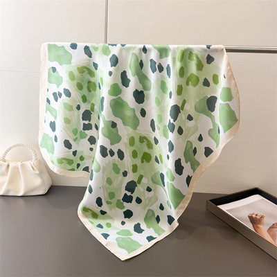 春秋浪漫豹纹感印花丝巾仿真丝方巾披肩百搭系脖小方巾头巾围巾女