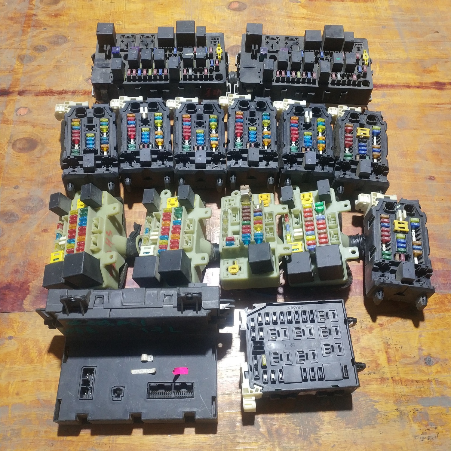 适用长城M1哈弗M4哈佛H3风骏5室内仪表板继电器配电接线保险丝盒