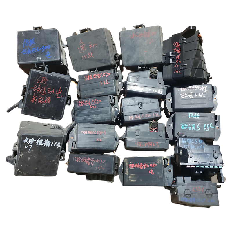 适用长安EV300/CS35悦翔V3/V7/CX20逸动欧诺S机舱继电器保险丝盒