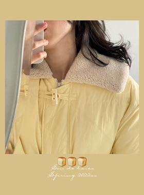 《雪顶柠檬泡芙》_一颗牛角扣装饰 拼接羊羔领90%白鸭绒面包服