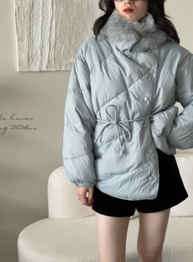 《比斯开蓝/黎巴嫩杏》_自带狐狸毛领斜门襟系带菱格羽绒棉服外套