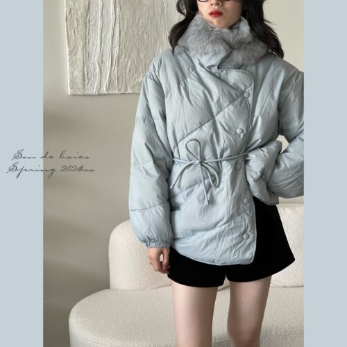 《比斯开蓝/黎巴嫩杏》_自带狐狸毛领斜门襟系带菱格羽绒棉服外套