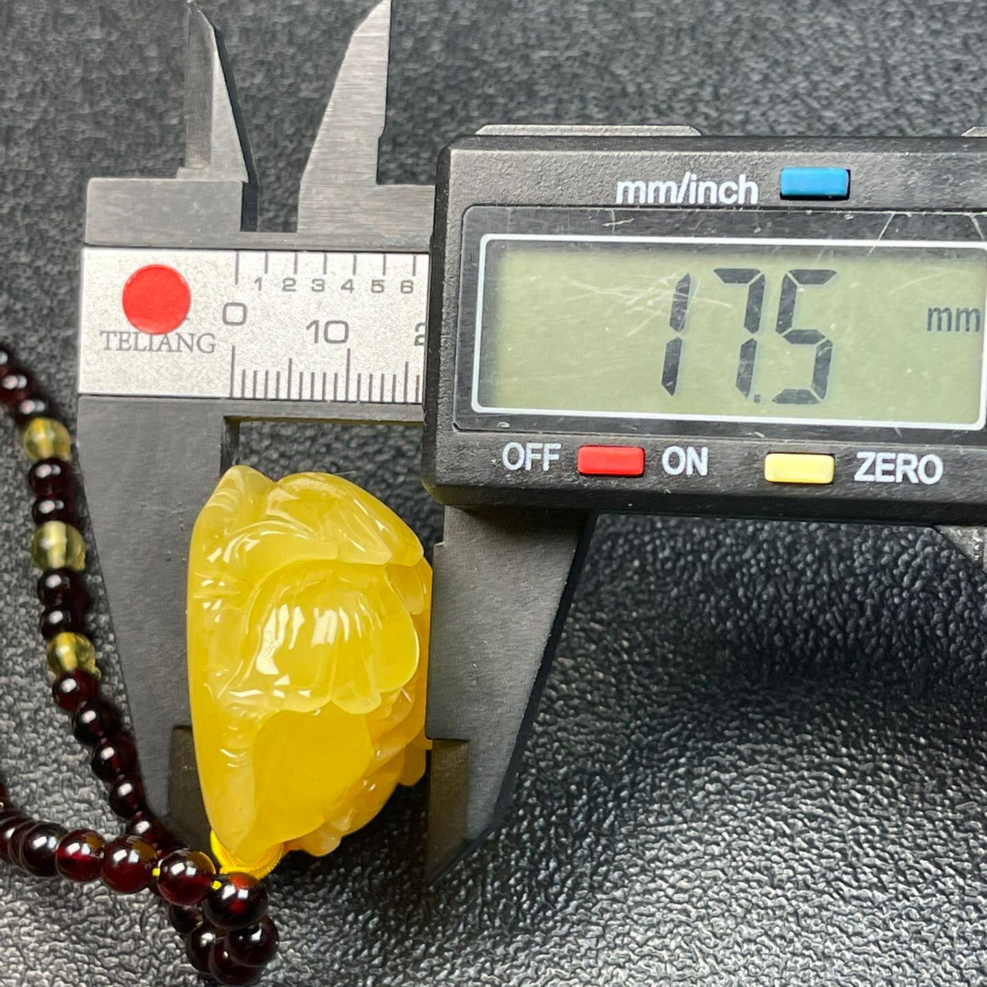 俄罗斯鸡油黄蜜蜡花开富贵吊坠12.93克配4-5mm琥珀毛衣链共重21克