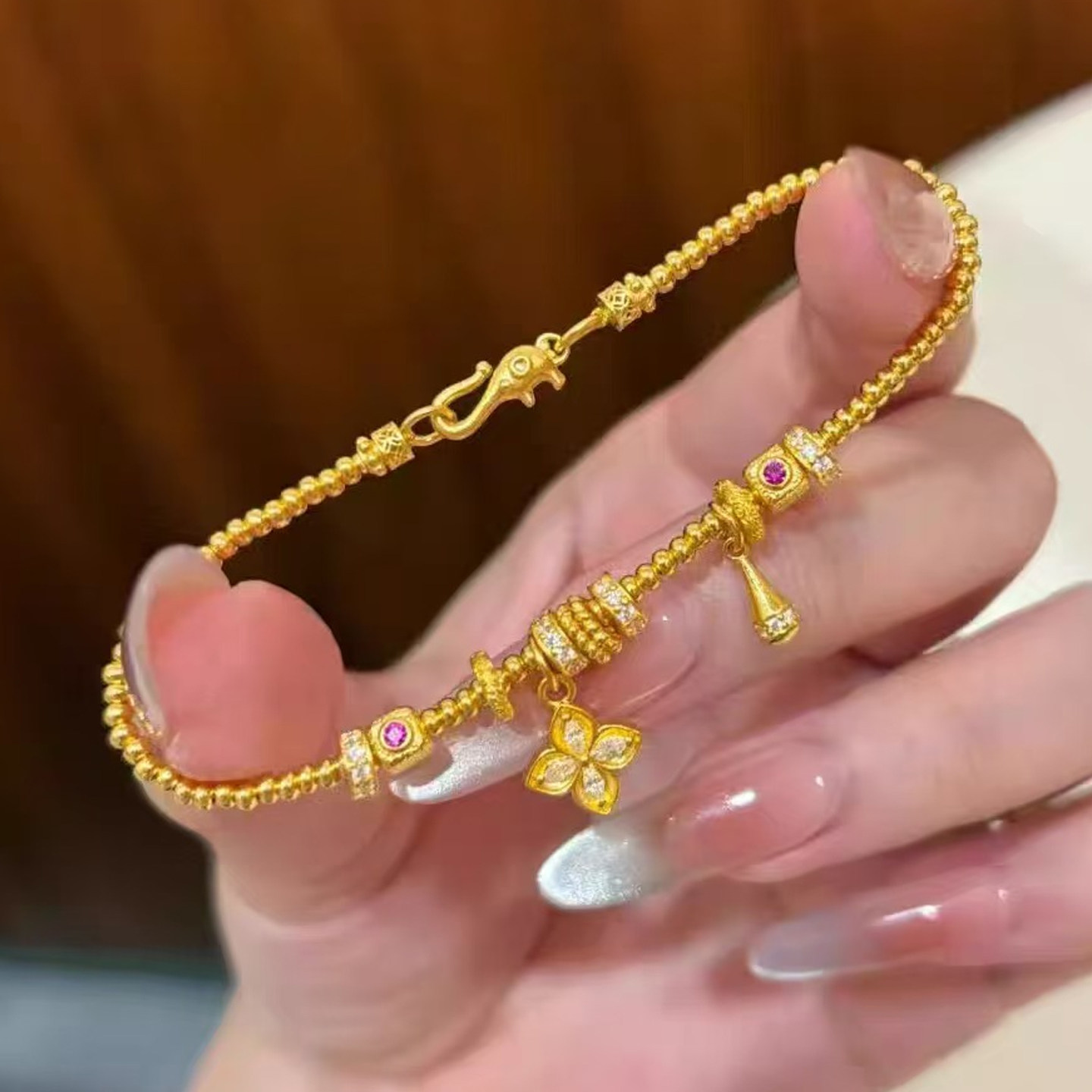仿真黄金锆石四叶草水滴手链女图片