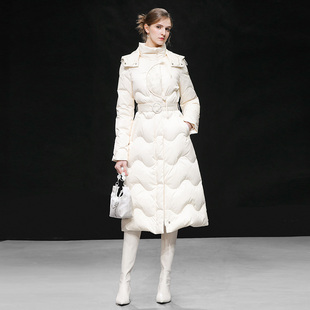 2025冬季女装气质奶杏色孔雀绣花系带过膝中长款白鸭绒羽绒服