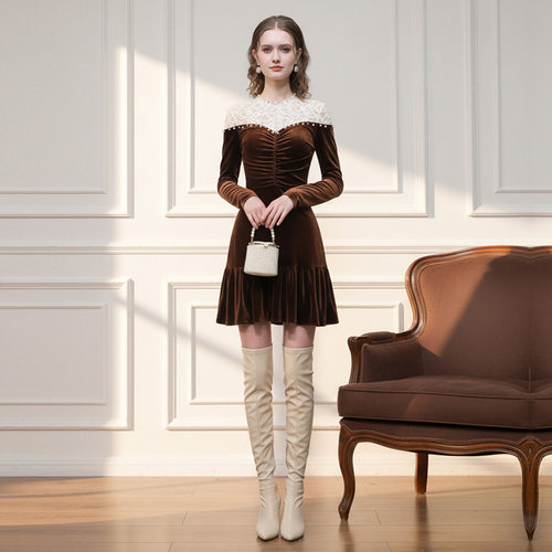 2025年冬季新款法式洋气高级感钉珠蕾丝拼接丝绒收腰大摆连衣裙