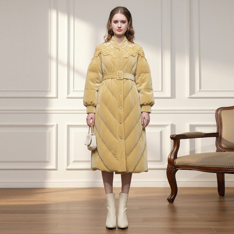2025年冬季新款气质V领蕾丝拼接收腰灯笼袖长款丝绒羽绒服外套