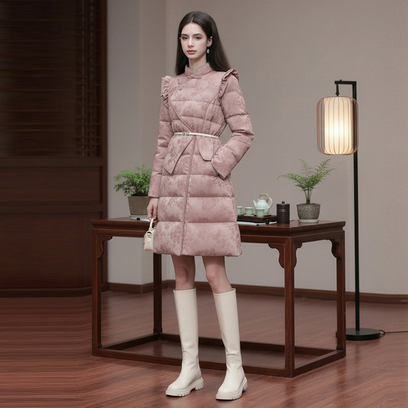2025年冬季新中式国风长袖收腰设计感提花粉色中长款羽绒服外套女
