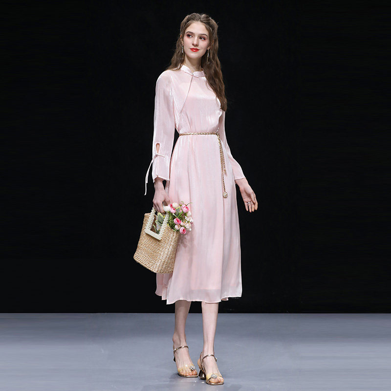 QC2026春季新款国风气质新中式立领盘扣喇叭袖流光粉色旗袍裙