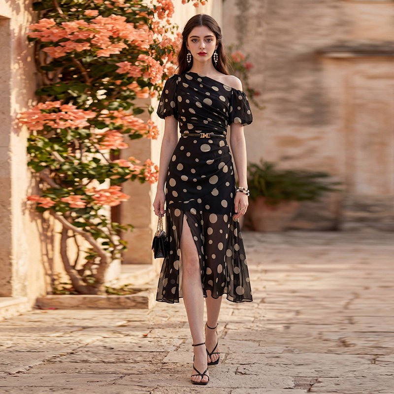 2026夏季新款气质淑女一字肩灯笼袖收腰显瘦撞色波点雪纺连衣裙