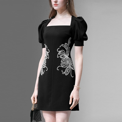 2025年夏季新款方领泡泡袖设计刺绣收腰显瘦短款连衣裙