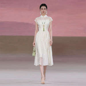 2026夏季新款新中式国风精美刺绣收腰大摆长款杏色连衣裙长裙