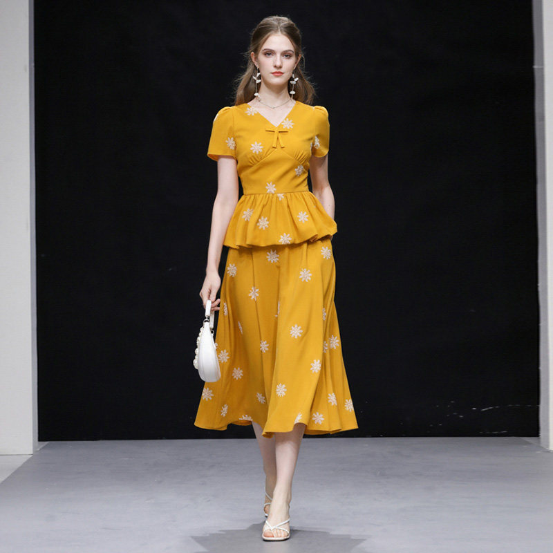 2026年夏季新款千金风V领泡泡袖收腰绣花上衣+高腰大摆半裙套装