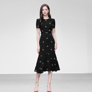 2026夏季新款淑女气质圆领短袖小黑裙收腰显瘦荷叶边绣花连衣裙女