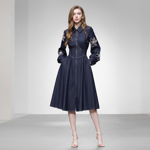 2026春季新款时尚千金风设计感镂空绣花灯笼袖收腰大摆藏蓝连衣裙