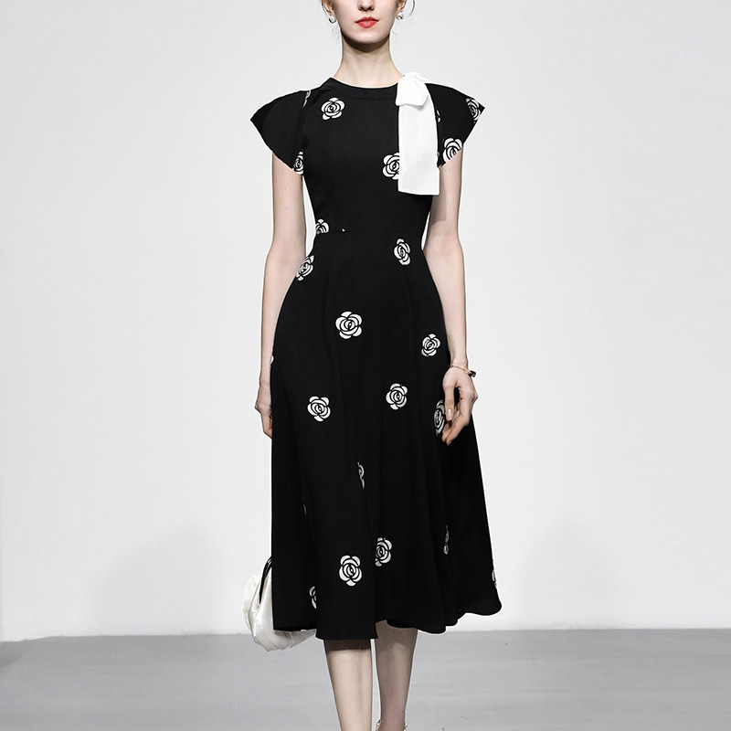夏季女装2026新款气质黑色圆领收腰显瘦绣花蝴蝶结连衣裙长裙