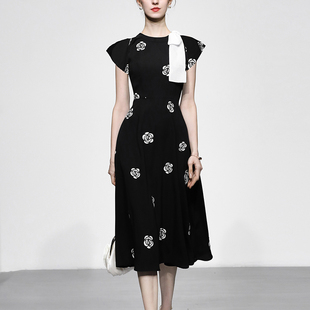 夏季女装2026新款气质黑色圆领收腰显瘦绣花蝴蝶结连衣裙长裙