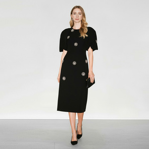 2026年夏季新款轻奢宝石镶嵌圆领泡泡袖收腰A字连衣裙