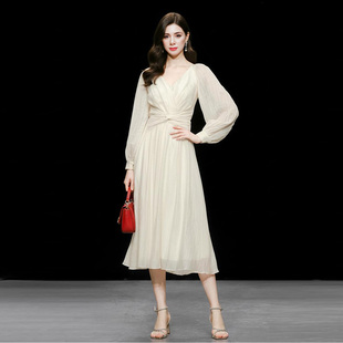 2026春季新款时尚V领简约扭结减龄优雅褶皱大摆气质通勤连衣裙