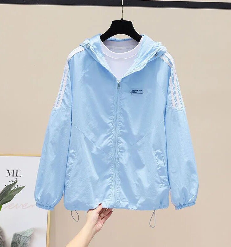 통관 카운터에서 자외선 차단 의류를 인출합니다. 여성 코트 후드 프린트 대형 루즈 가디건 짧은 스타일 에어컨 의류