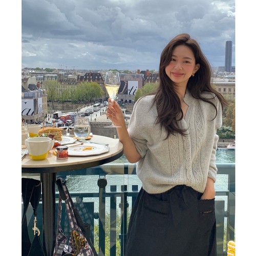 谁穿谁美！fever私服款~不对称花边领~法式镂空羊毛针织开衫毛衣