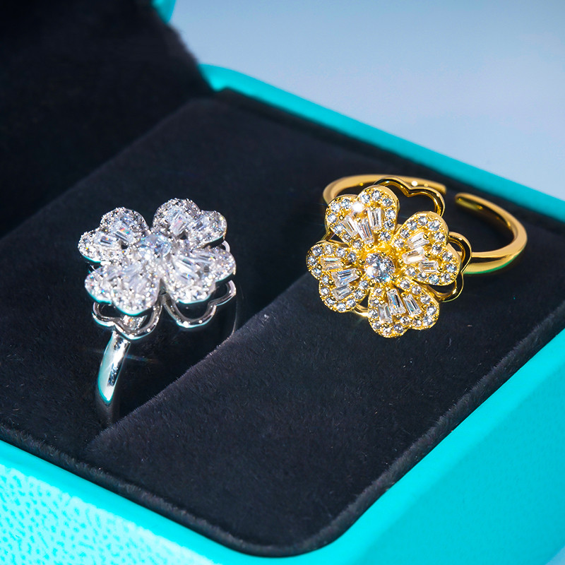 18K黄金莫桑石群镶满钻旋转四叶草戒指纯银时尚精致钻戒甜美气质