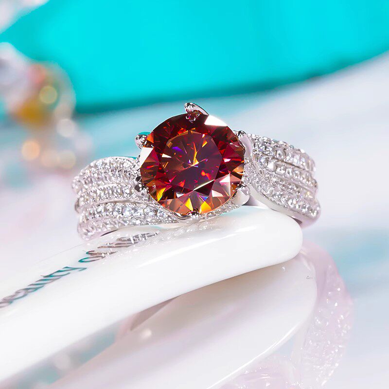 铂金D色莫桑石群镶满钻三排六爪红宝石戒指纯银奢华钻戒时尚精致