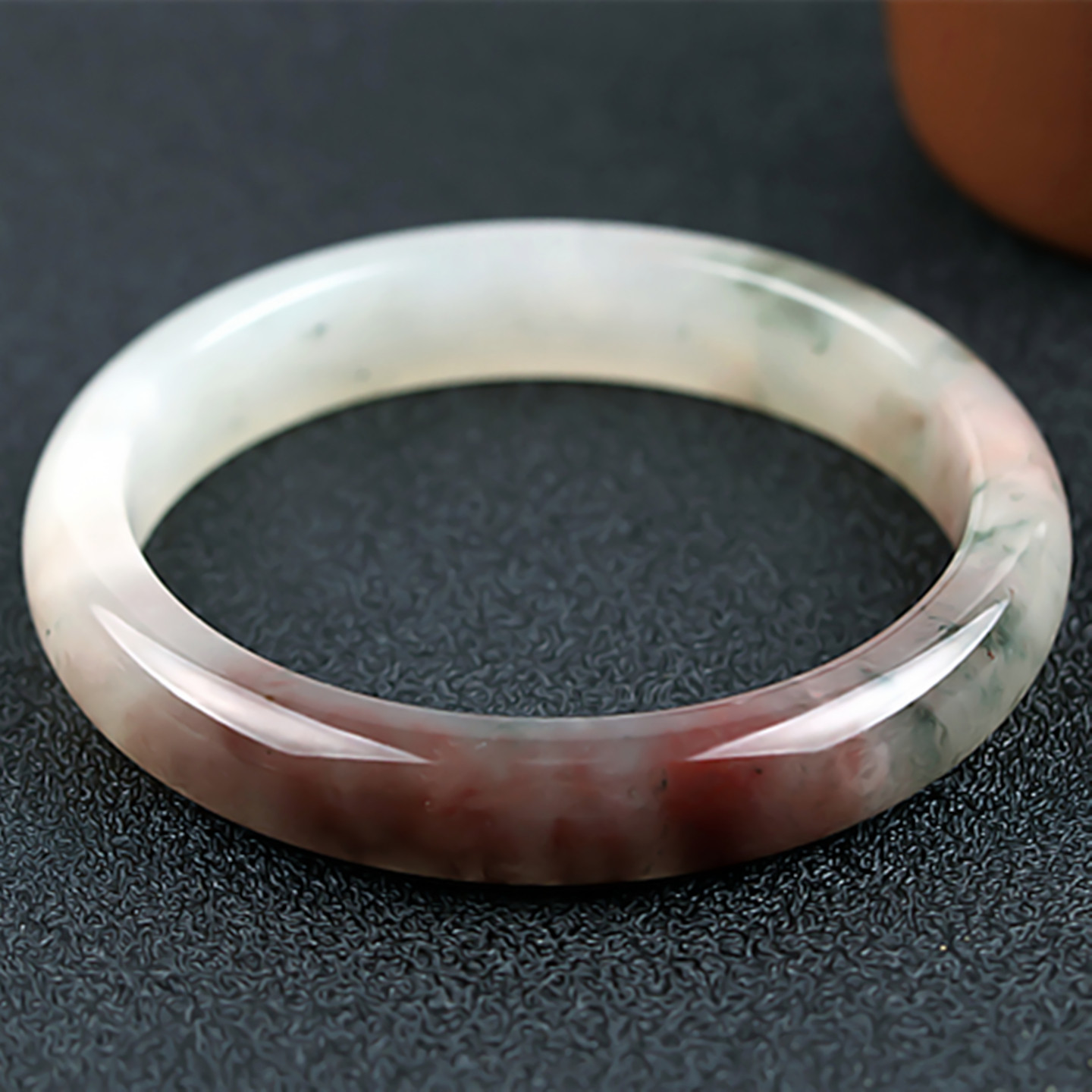 桂林鸡血玉手镯冰种三彩绿加红贵妃料58圈口正品天然广西玉石镯子