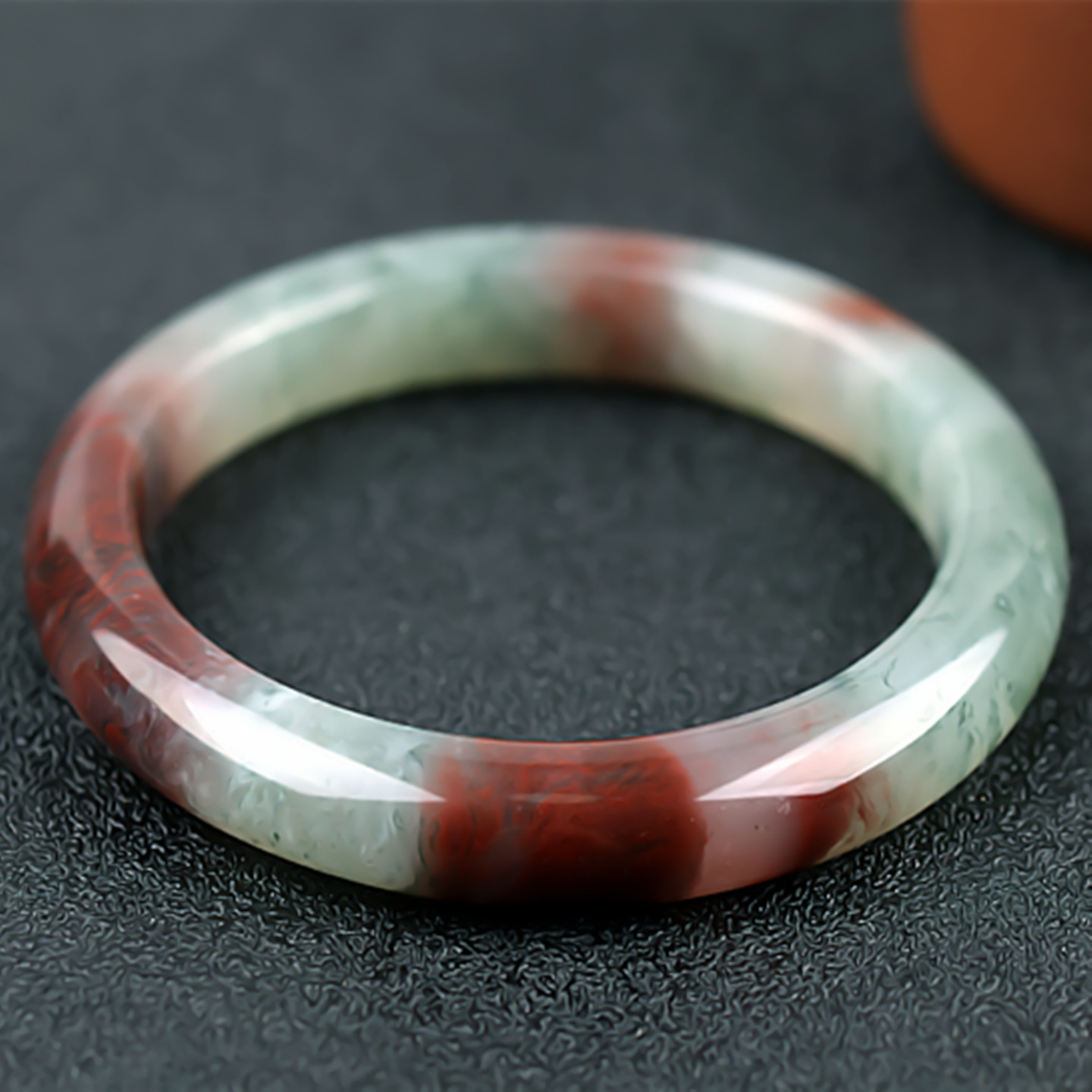 桂林鸡血玉手镯冰种三彩绿加红贵妃料59圈口正品天然广西玉石镯子