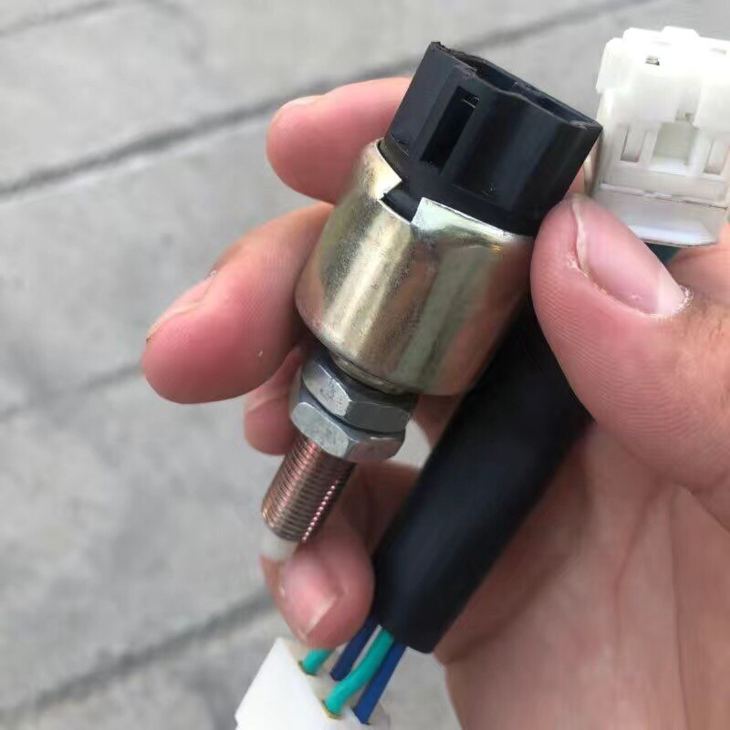 重汽豪沃轻卡统帅悍将刹车灯开关制动灯感应刹车离合器开关感应器