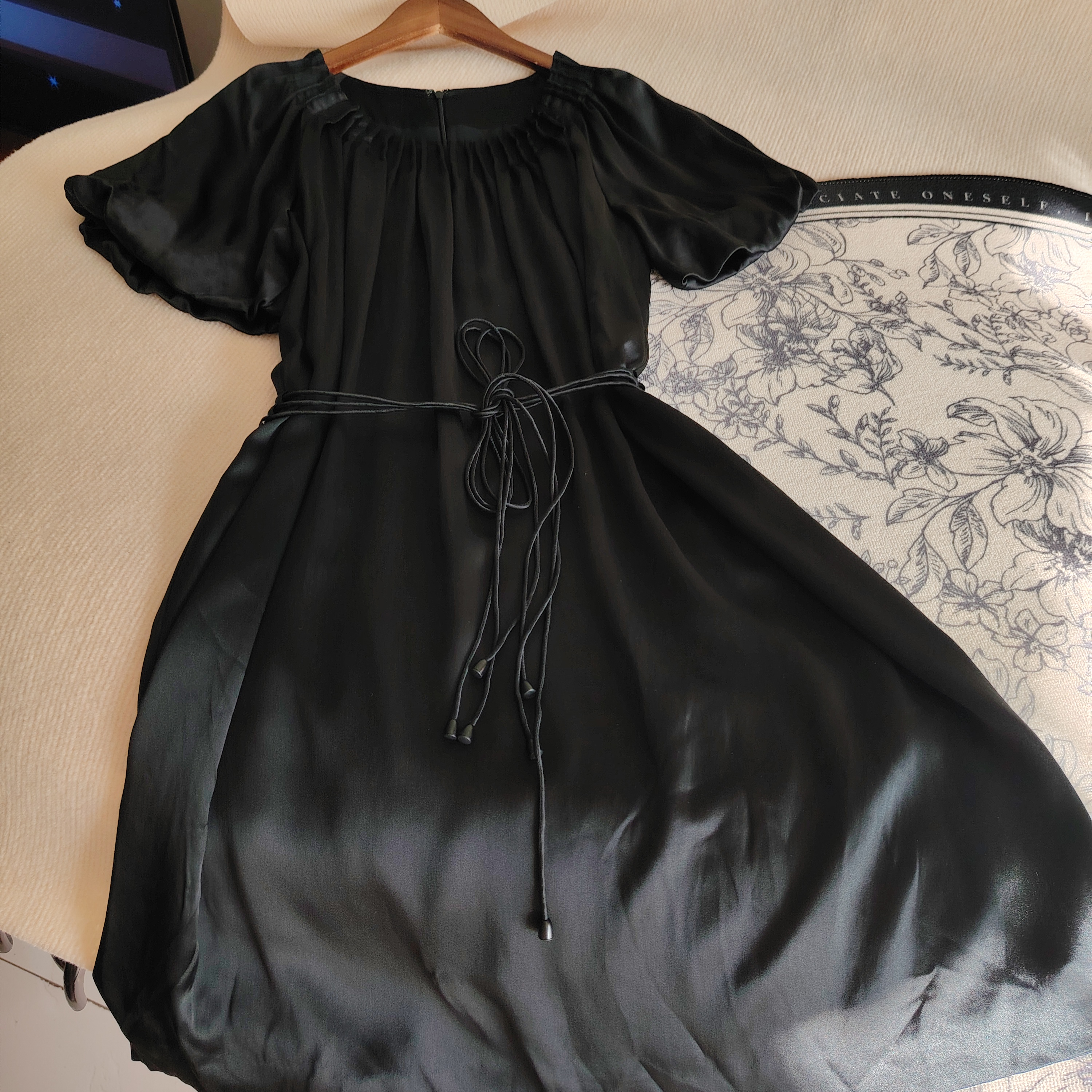 22姆真丝缎圆领抽褶连衣裙