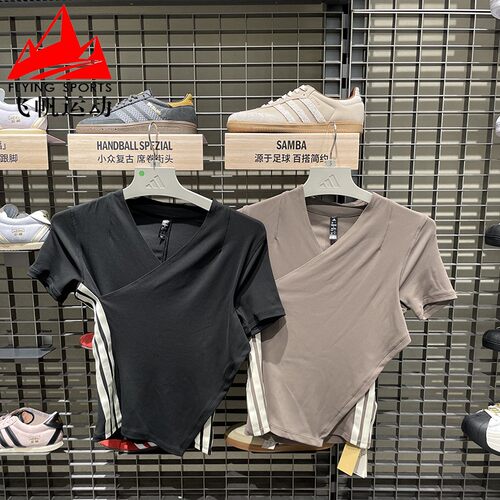 阿迪达斯女装2026夏时尚三条纹V领修身舒适休闲运动短袖T恤KT7278