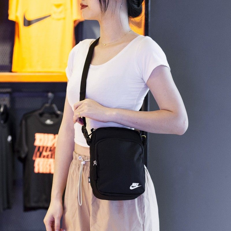 Nike耐克男女腰包2026春便携小包户外运动斜跨包单肩包DB0456-010,运动包/户外包/配件,挎包/拎包/休闲包,淘宝优惠券,粉丝福利购,淘宝优惠卷