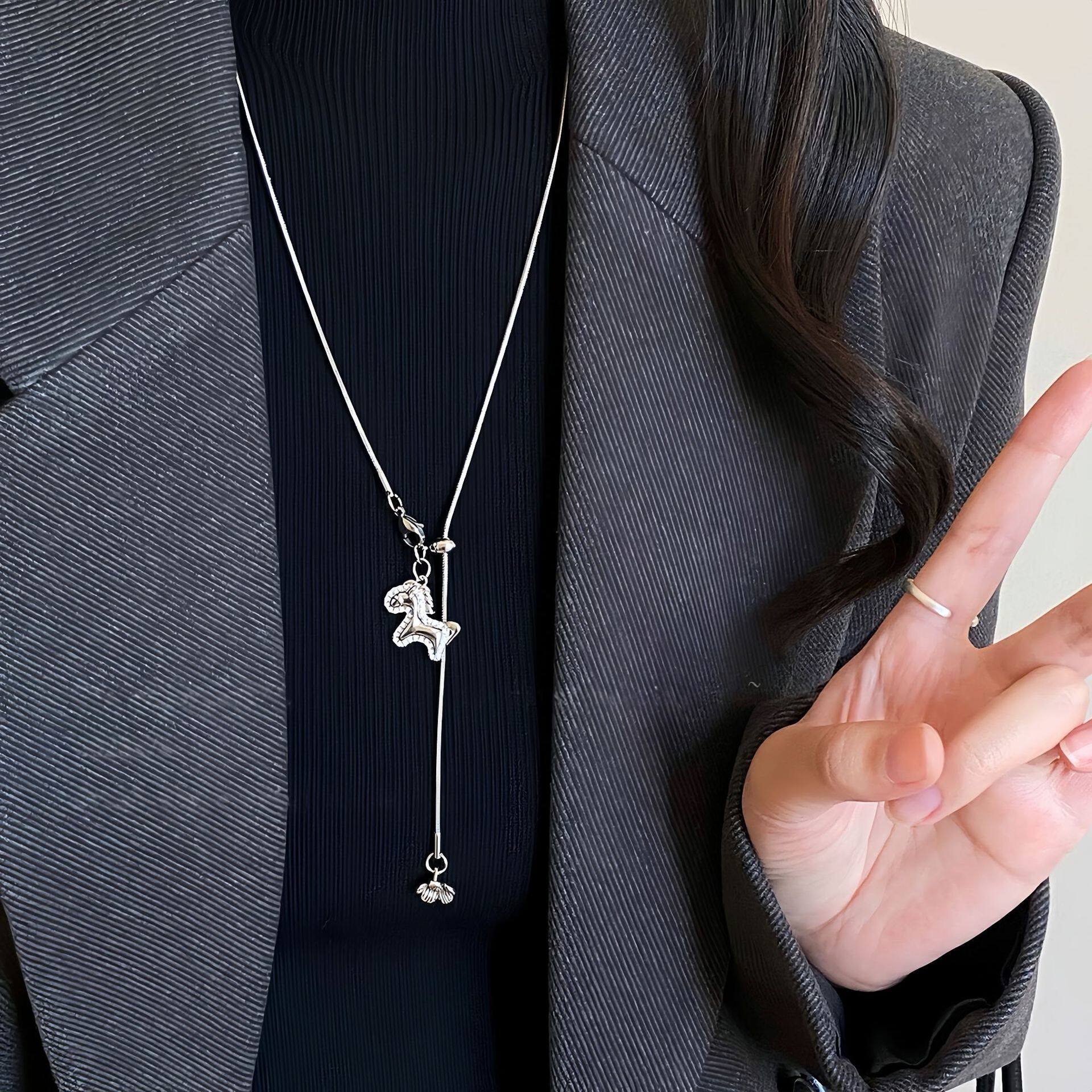 马年新款韩系长款小马吊坠项链女ins百搭颈链可调节毛衣链配饰品
