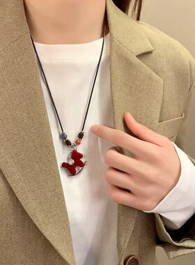 新年红色植绒小马吊坠项链女秋冬爆款轻奢高级感毛衣链马年配饰