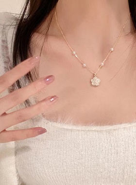 奶欲初恋珍珠花朵项链女轻奢小众毛衣链锁骨链设计感高级颈链配饰