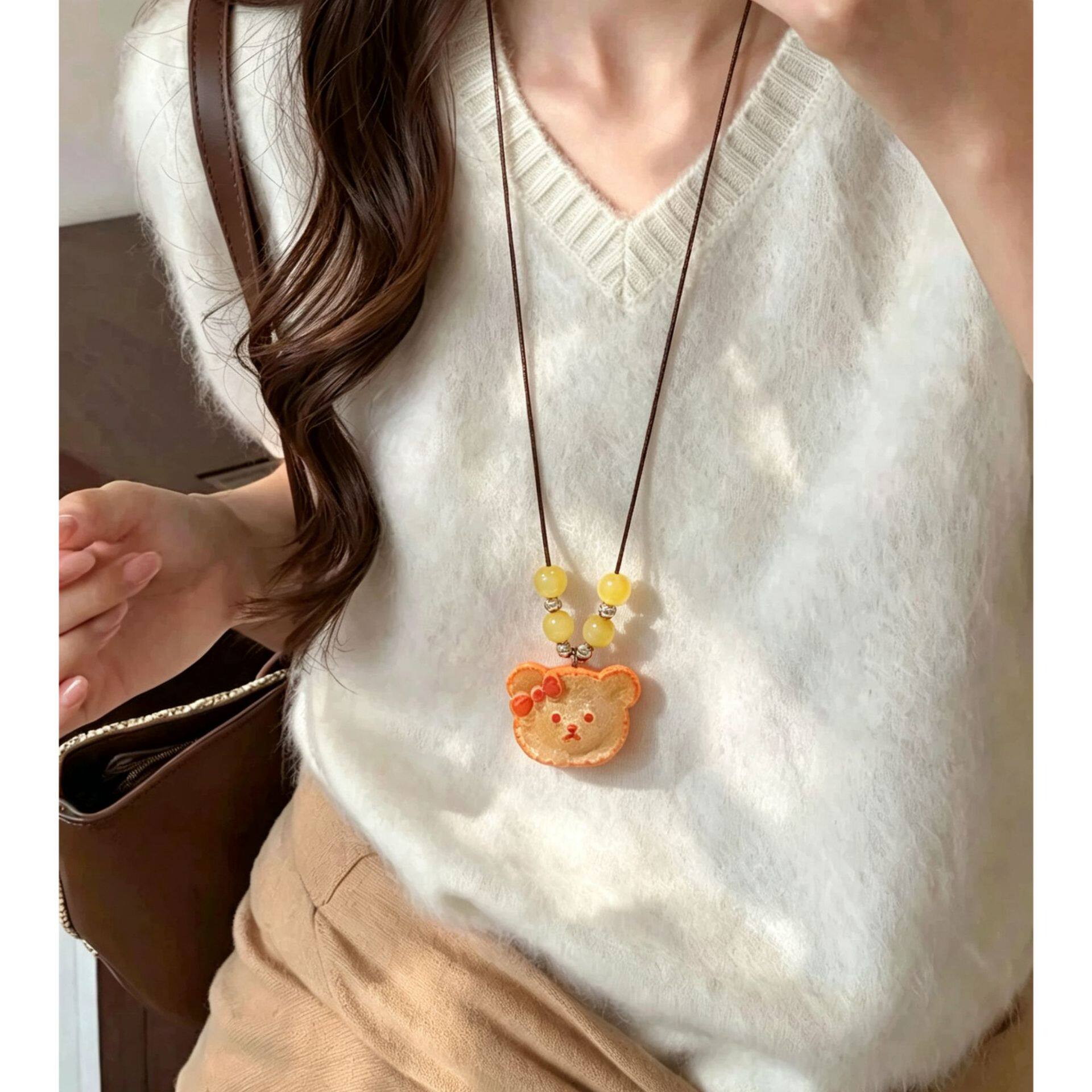 秋冬新款可爱卡通树脂橘片小熊串珠长项链少女小众甜酷皮绳毛衣链