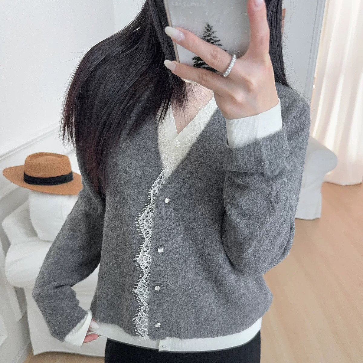 Fen法式蕾丝拼接V领针织开衫女温柔灰色短款软糯毛衣假两件小外套
