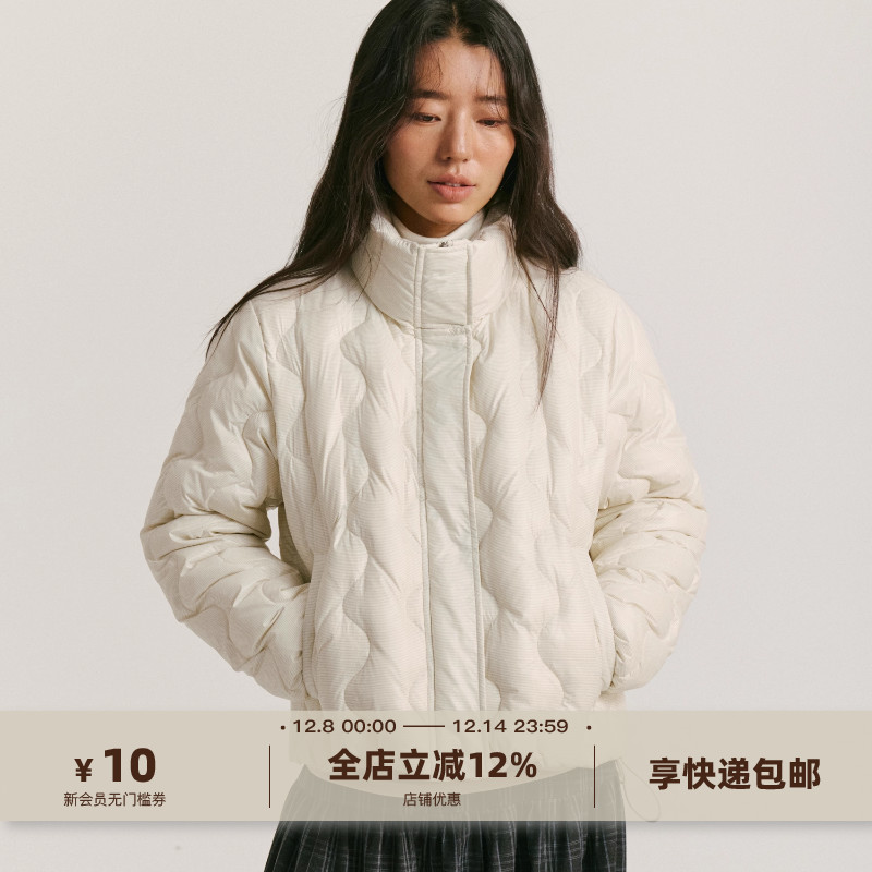 米色细条纹立领波浪绗线短款羽绒