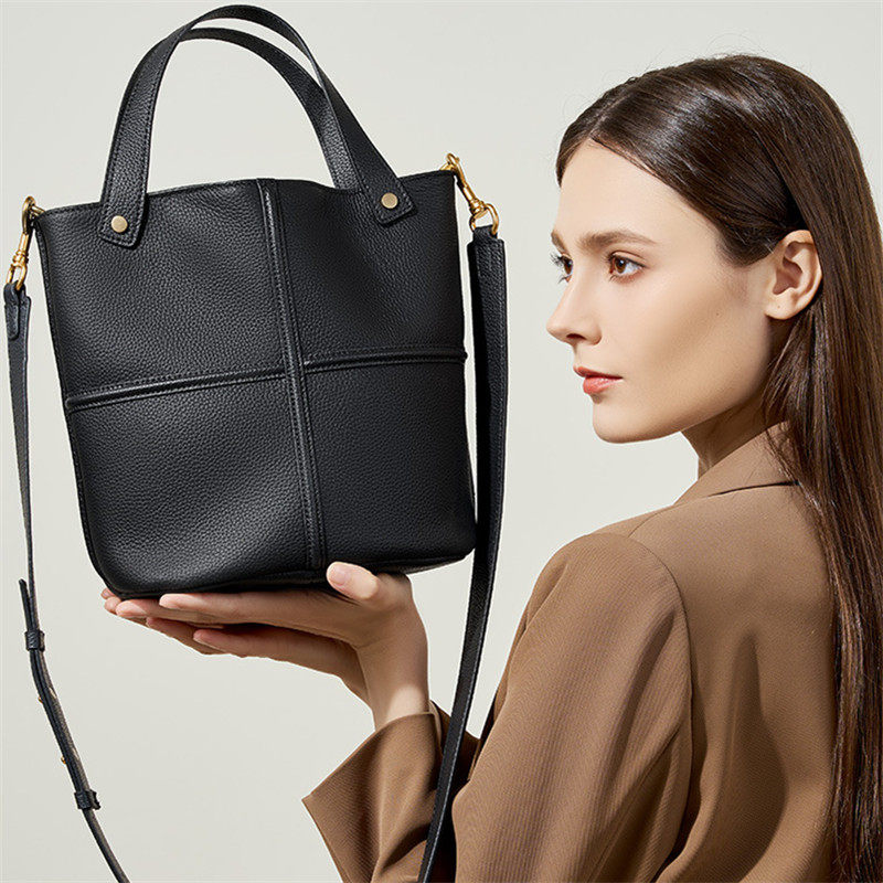 头层牛皮单肩斜挎包女软真皮手提包通勤水桶包大容量轻奢2026新款