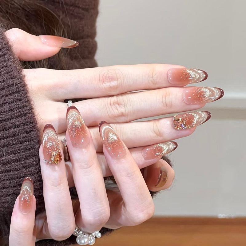 秋冬棕色渐变闪钻猫眼穿戴甲显白