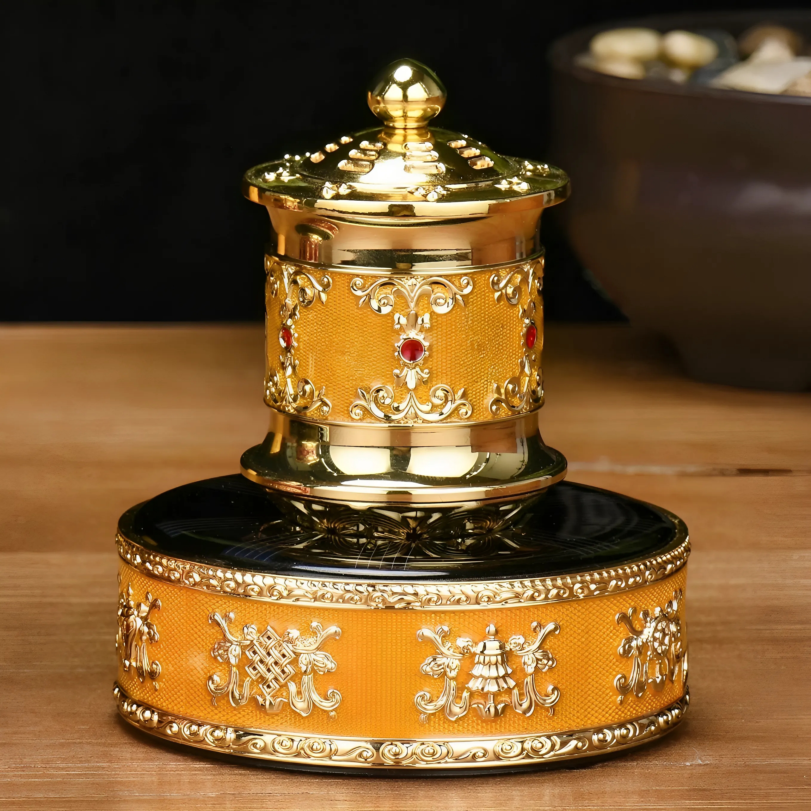 新款太阳能车载旋转永动汽车摆件