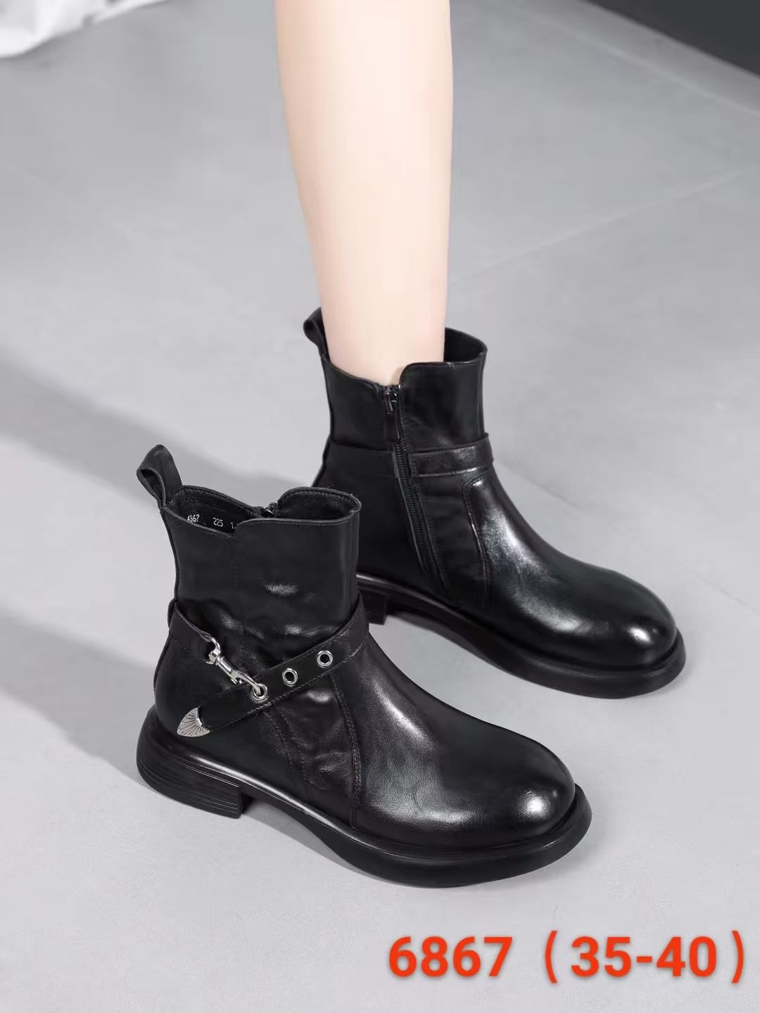 柏育兰大码女鞋2025冬真皮加绒保暖潮酷感拼接搭扣短靴马丁靴42码