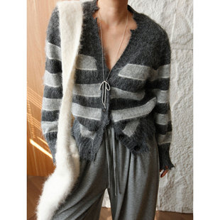 慵懒高级感V领灰色条纹毛衣阿尔巴卡绒宽松针织开衫 1st编辑店