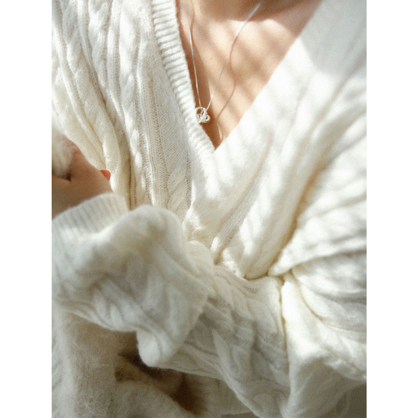 V领羊毛针织衫氛围感白色毛衣