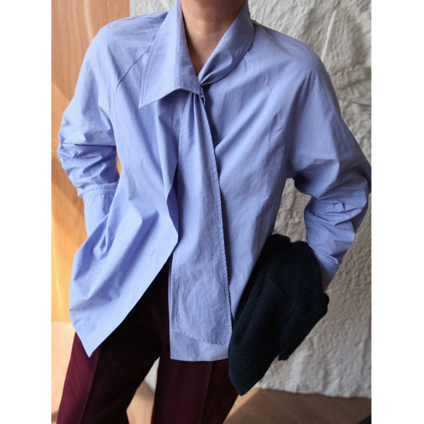 不对称飘带领蓝色衬衫女