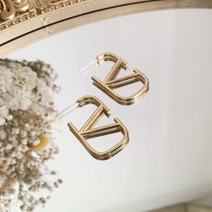 字母V耳环！超美高级感欧美风简约金属金色耳饰女2023新款ins百搭