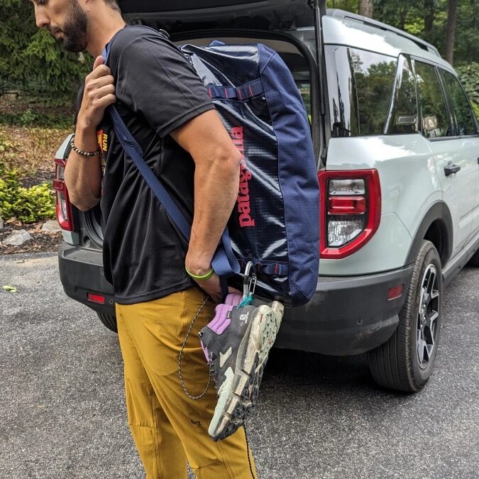 OUTDOOR MOUNTAINEERING AND HIKING WATERPROOF PANNIER 40 LITERS TRAVEL SPORTS COMMUTER CROSSBODY BAG HANDBAG DUFFEL BAG BACKPACK